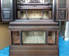 まずはじめにお仏壇を分解します。