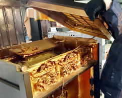 まずはじめにお仏壇を分解します。