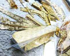 外した金金具は金メッキ加工します。