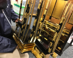 金具を取り付けた部品を組み合わせていきます。