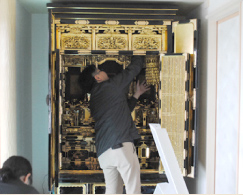 お宅にお届けして、仏具を飾り、配線いたします。